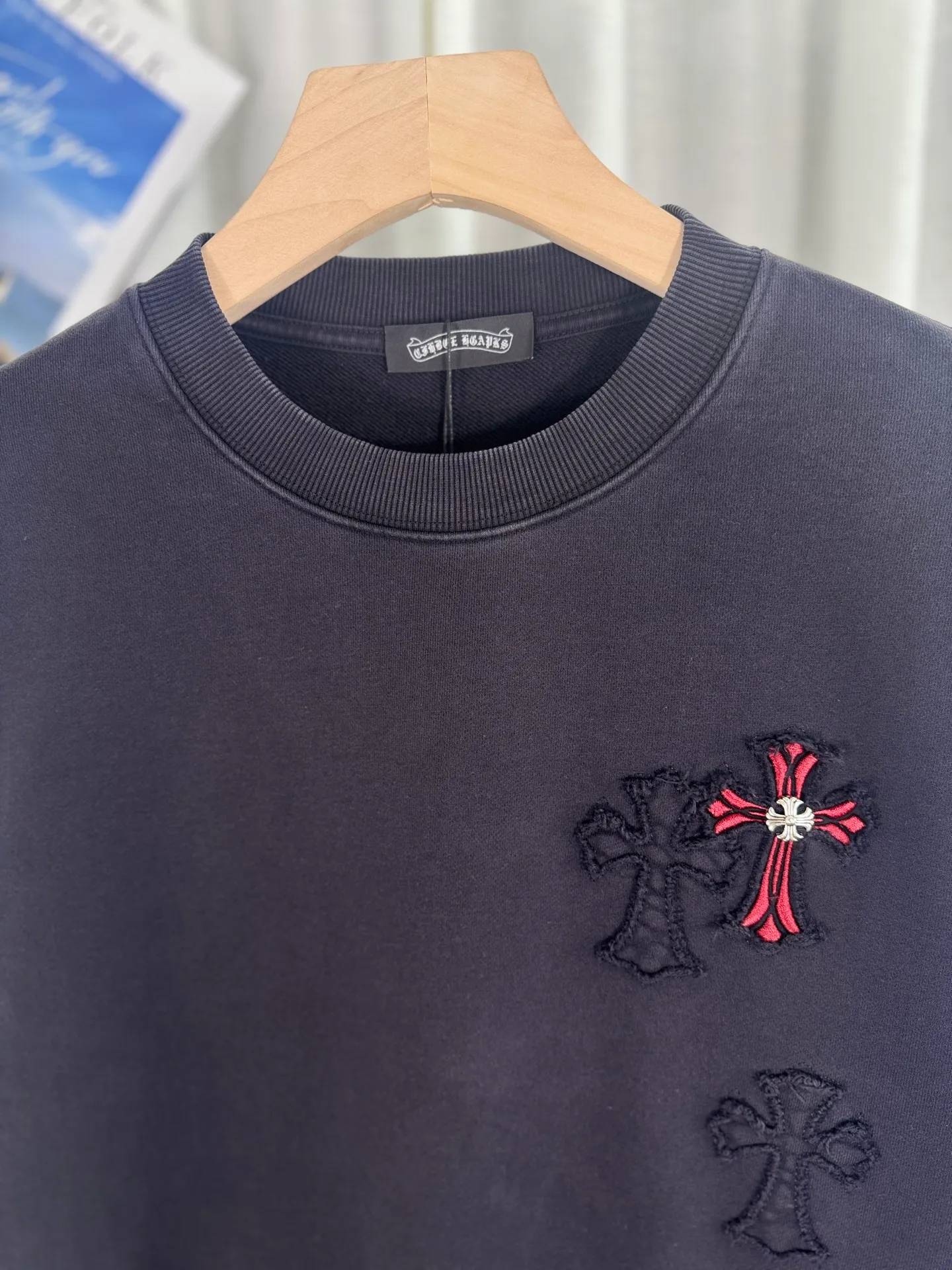 P280 top version, real shot without P, ​​different from market currency) 𝗖𝗵𝗿𝗼𝗺𝗲 𝗛𝗲𝗮𝗿𝘁𝘀/Cro Heart 2025 washed patch embroidery autumn and winter new original single counter American laser burnt 3D three-dimensional color embroidery couple casual sweatshirt 👑The highest version! Customized fabric 420g tripe terry fabric! American acid-washed and distressed original fabric laser burnt ✟appliqué embroidery and exquisite embroidery of letters! The best-selling model in the counter, very comfortable to wear. Accessories: original molded and authenticated collar label➕100% silk wash label. Genuine purchase-grade original hangtag➕matching hanging rope➕3D hanging beads➕original packaging bag. Craftsmanship: The original version has consistent wiring! The highest version of the armhole matching technique! Color: Green Black Size: S M L XL Style Number: 25-306